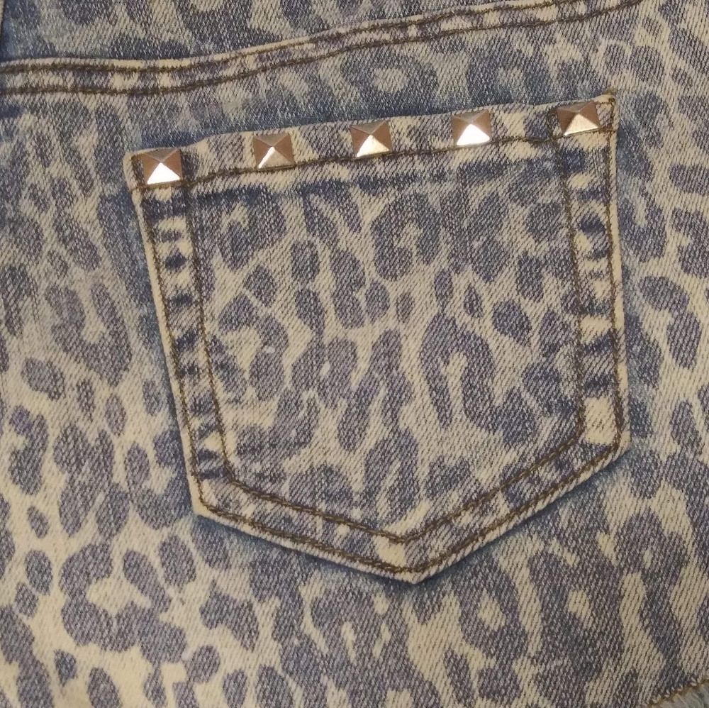 ChiQle Animal Print Jean Shorts Size Large - Picture 5 of 7